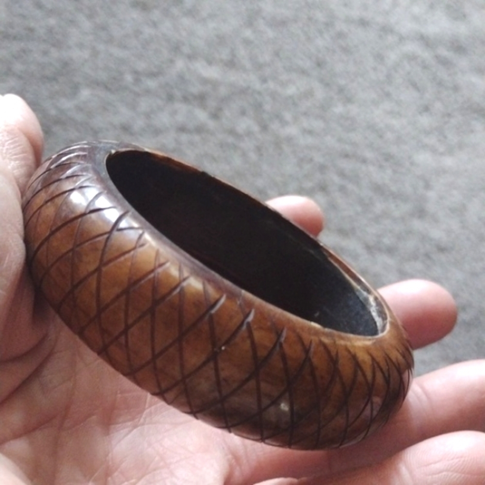 VINTAGE AUTHENTIC SHADES OF BROWN CARVED WOODEN BONE BANGLE 7.5" BRACELET